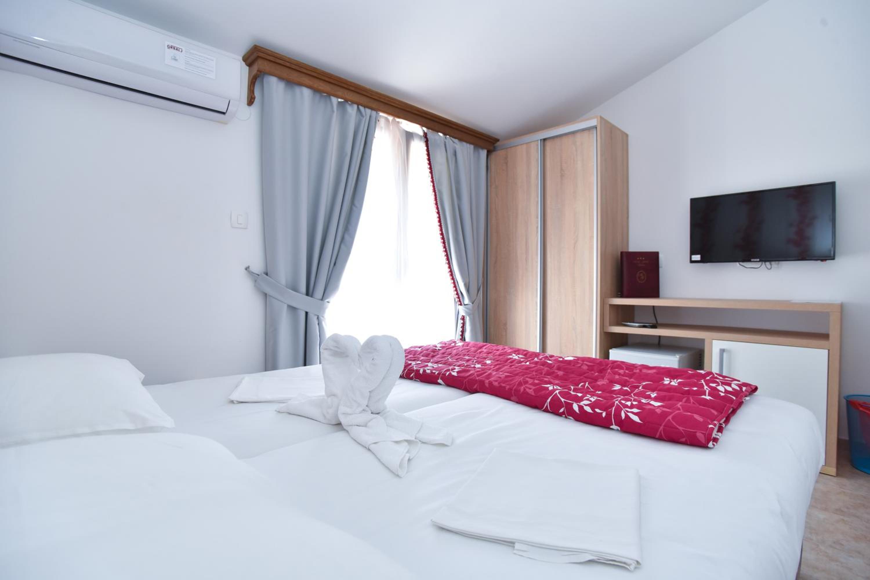 غرفة بسرير مزدوج أو سريرين منفصلين بشرفة، Hotel Grbalj 6/10