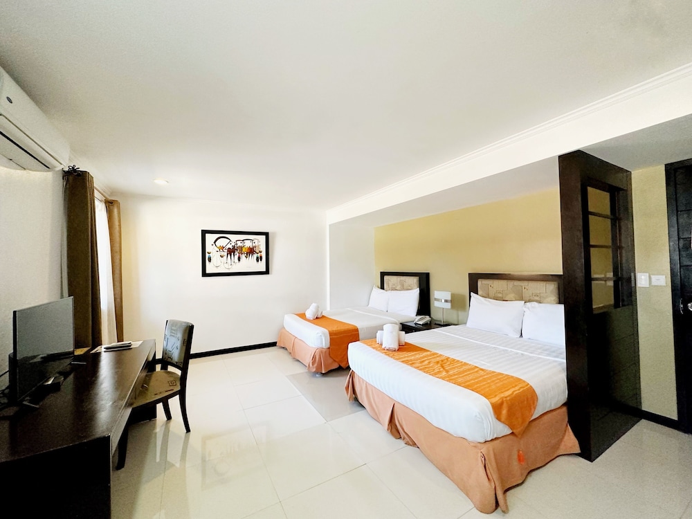 DELUXE, 2 QUEEN BEDS