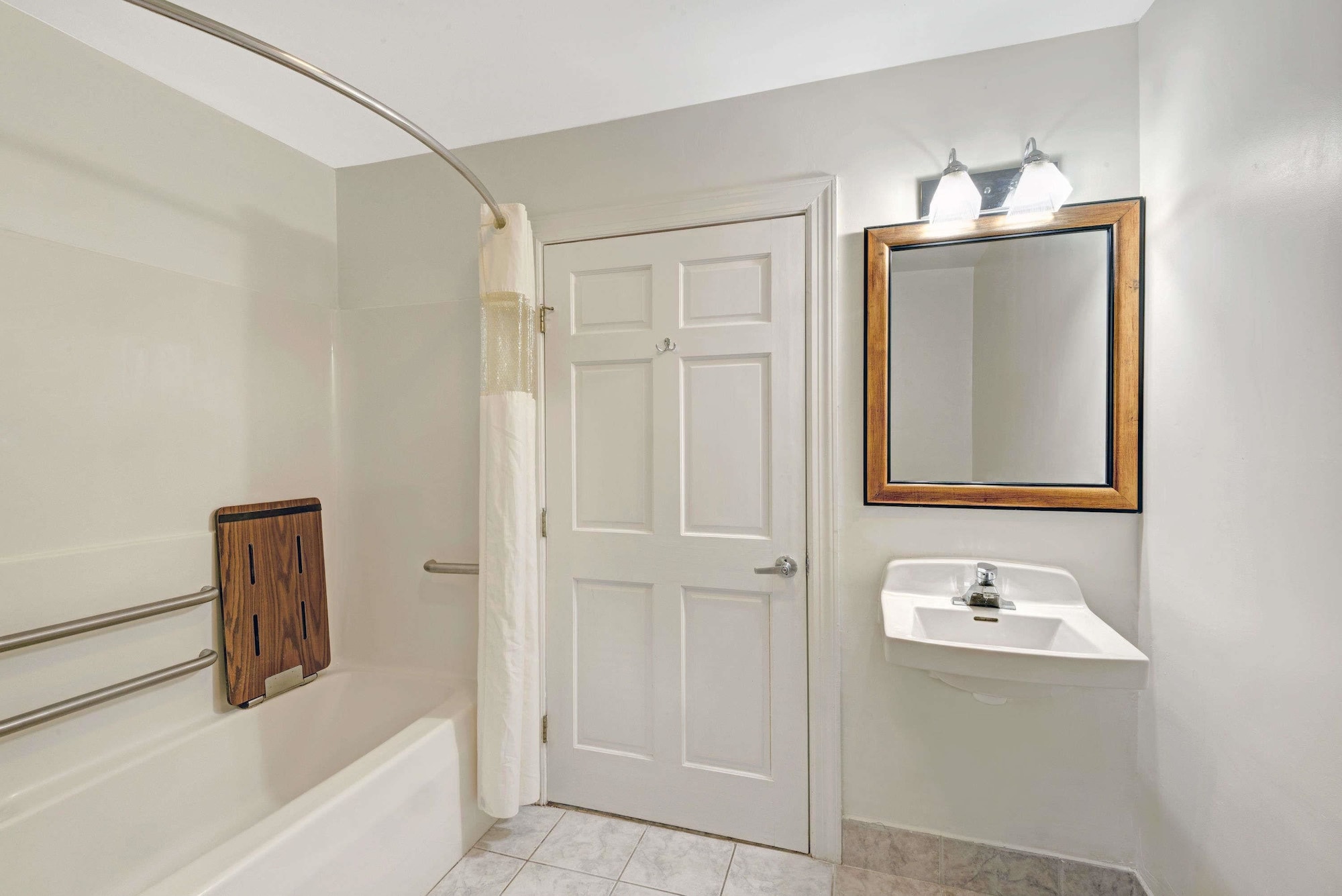 غرفة بسرير كوين، Days Inn by Wyndham Ridgefield 2/2