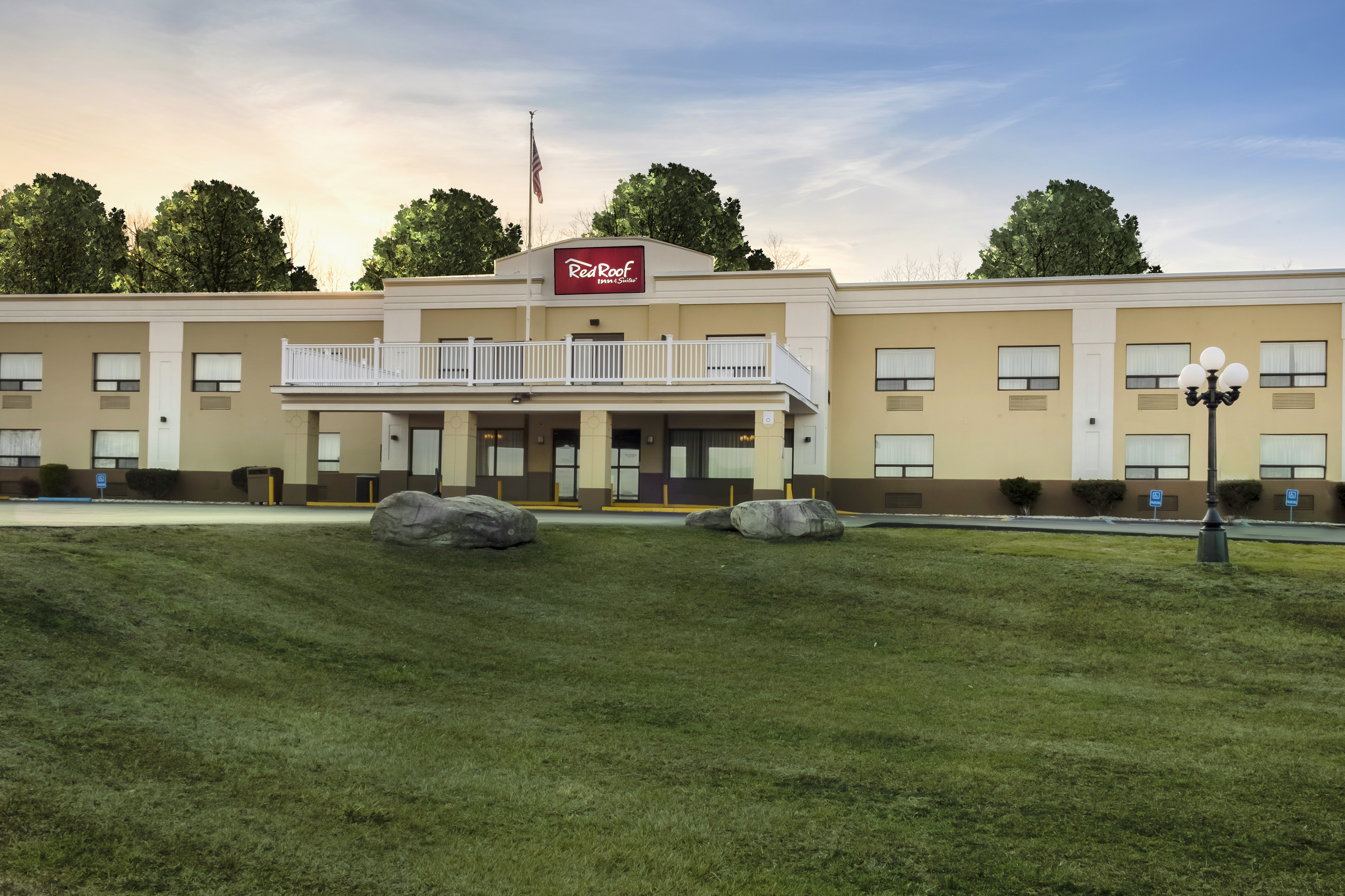 Red Roof Inn & Suites Newburgh - Stewart Airport/ West Point 19/20