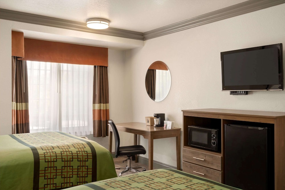 Super 8 by Wyndham Santa Clarita/Valencia 16/32