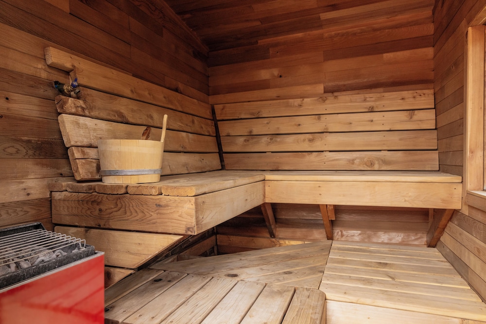 Denali Crow s Nest Cabins 24/48