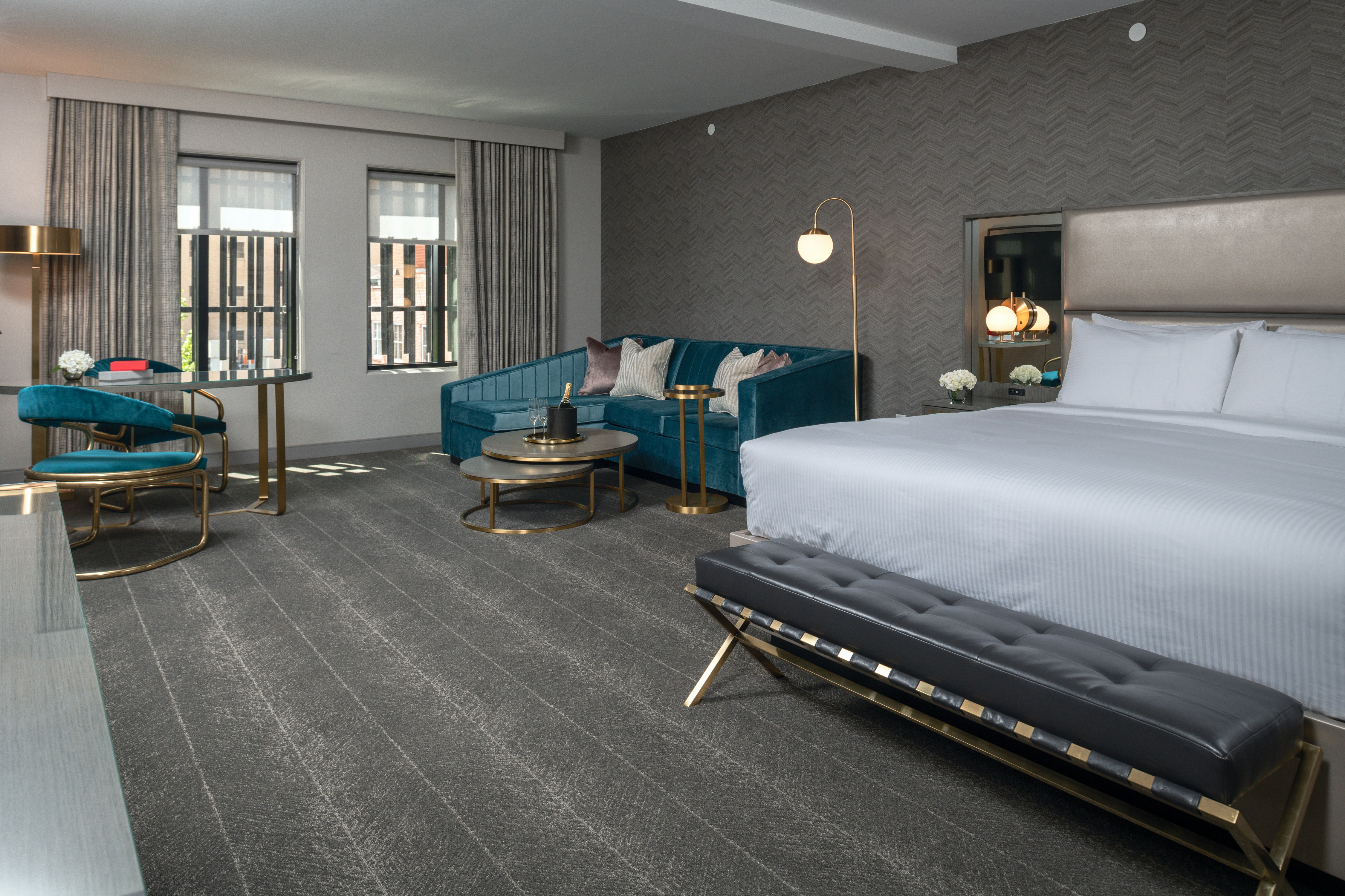 SUITE, KING BED, ACCESSIBLE