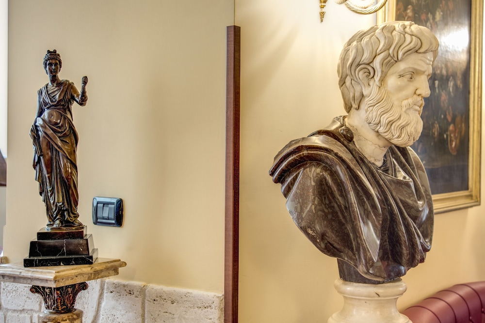 Aurelius Art Gallery Hotel 25/54