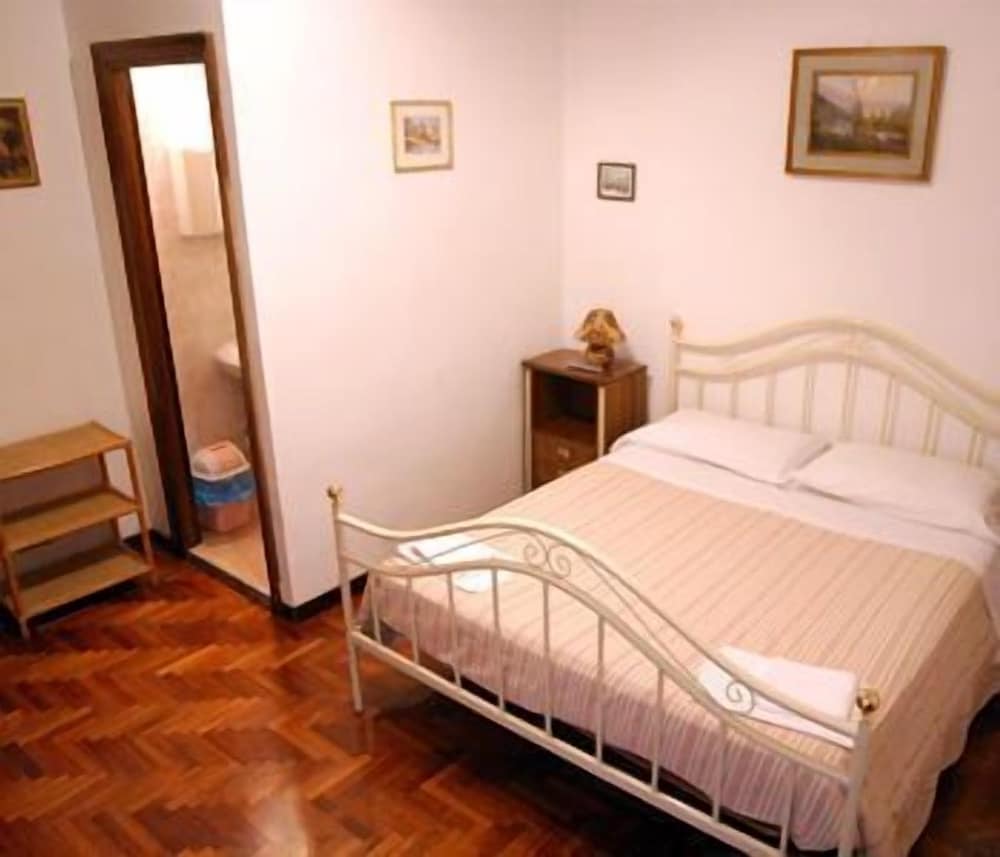 ROOM, DOUBLE BED