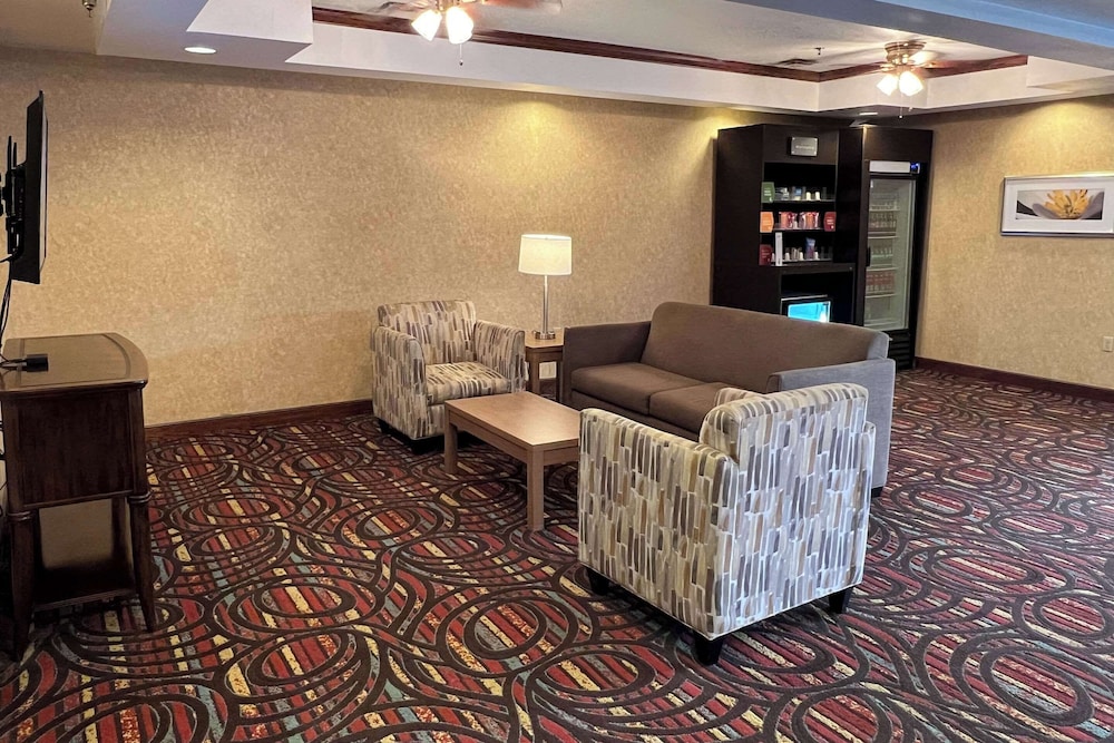 Quality Suites Midland North Loop 250 7/63