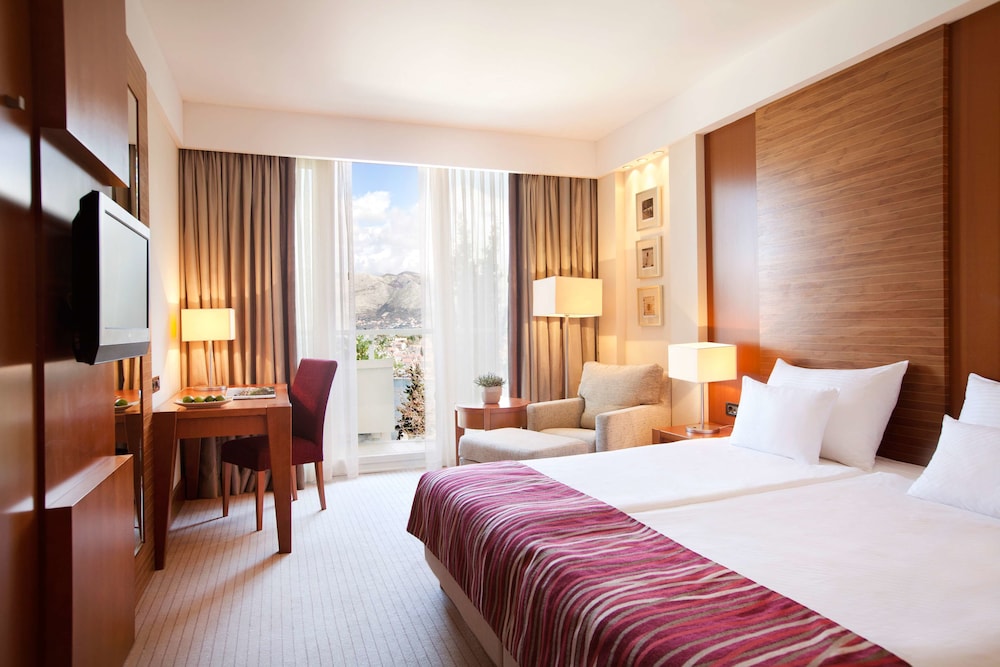 Croatia Hotel 12/80