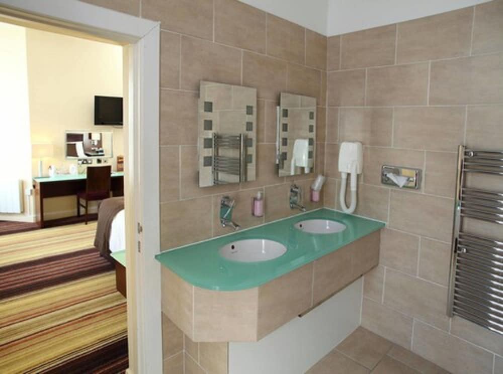 The Prom Hotel 25/50