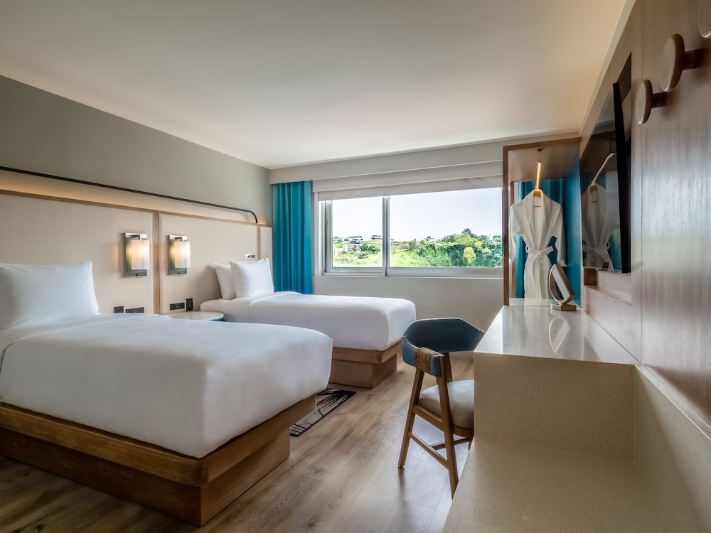Crowne Plaza Resort Guam 14/95