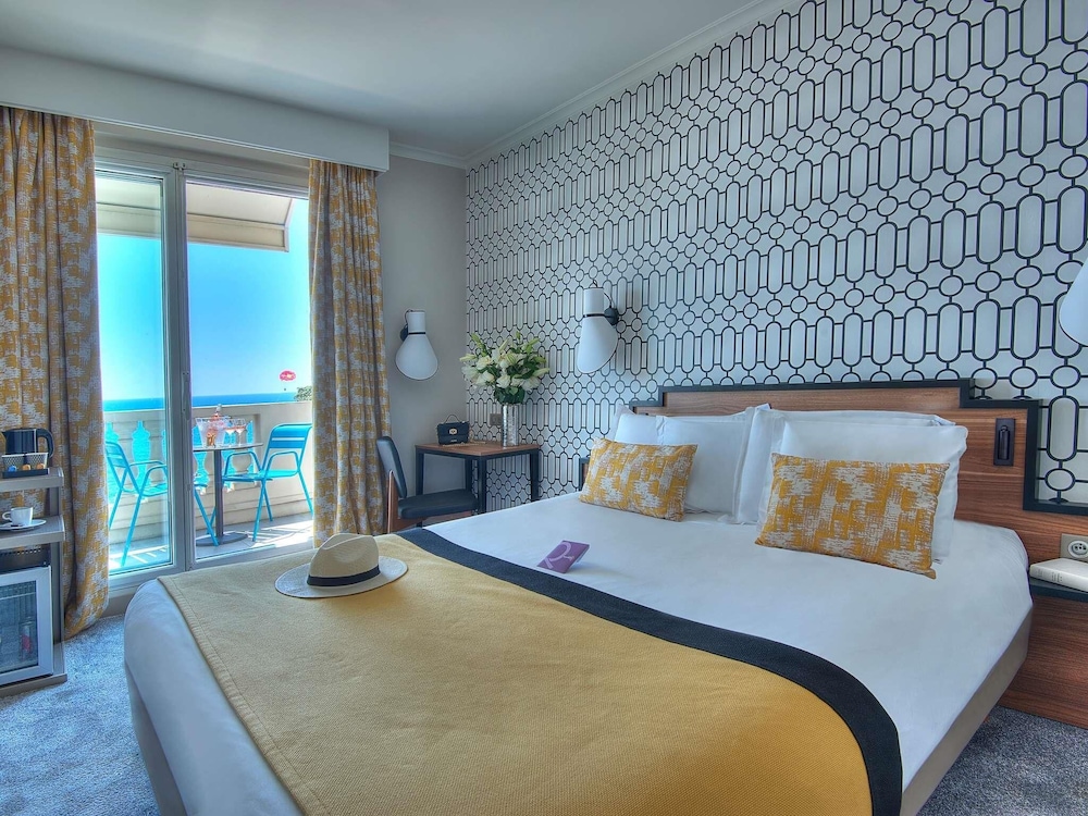 SUPERIOR, SEA VIEW, BALCONY