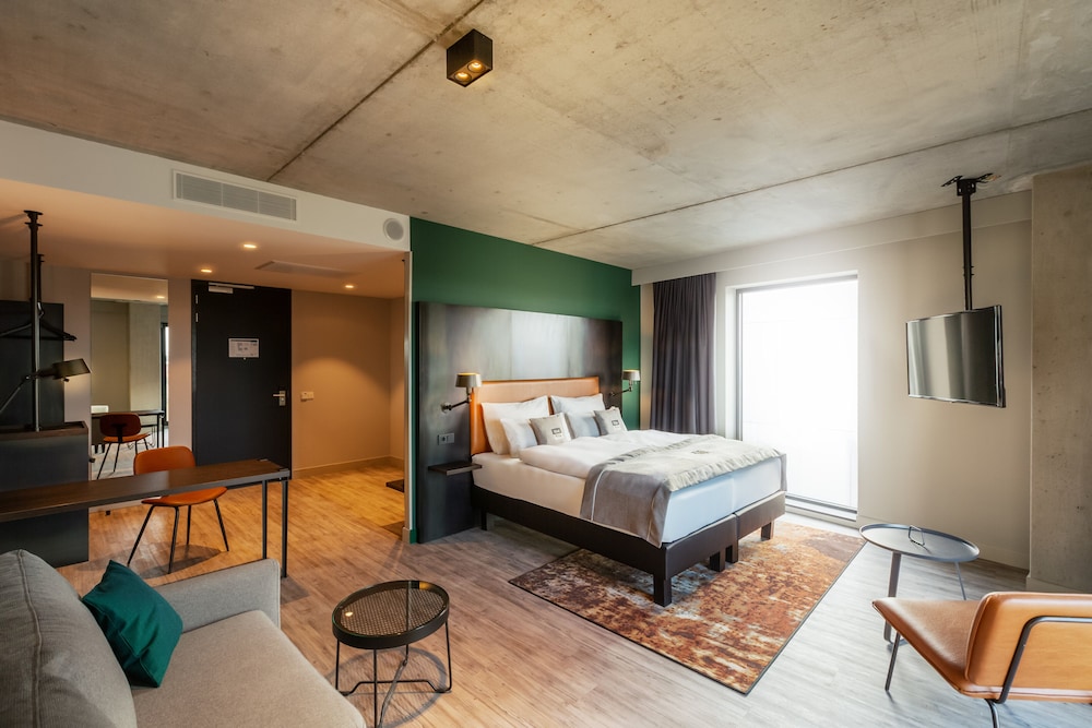 Holiday Inn - the niu, Fender Amsterdam by IHG 12/64