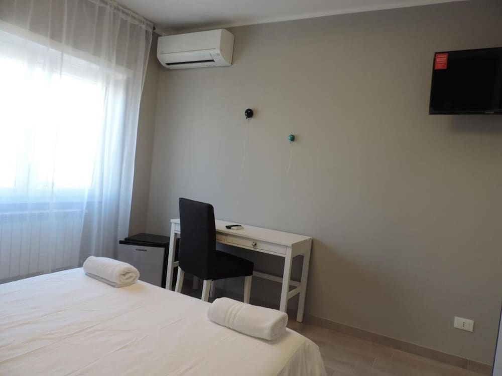 Pretty Tiburtina Room 12/28
