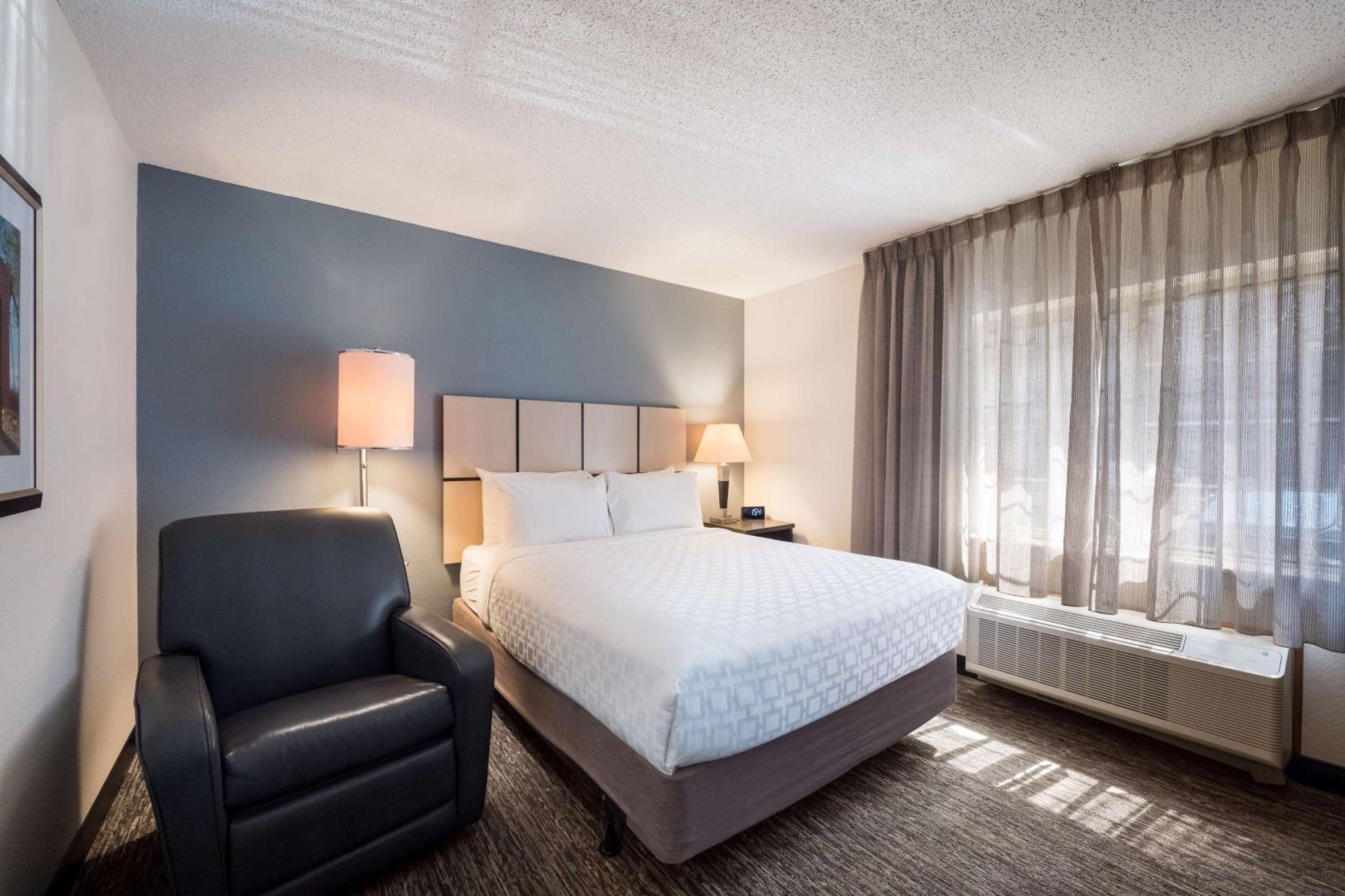 1 BEDROOM, SUITE, QUEEN BED