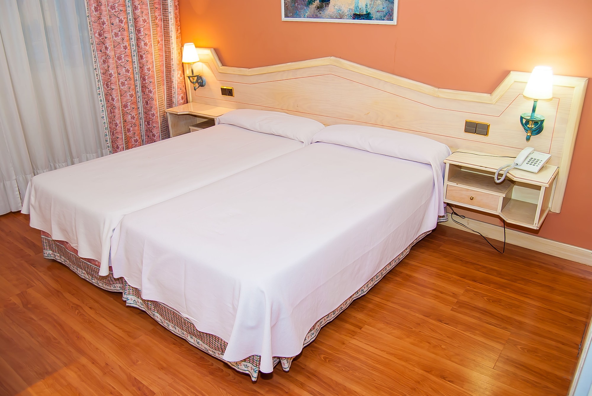 ROOM, TWIN BEDS