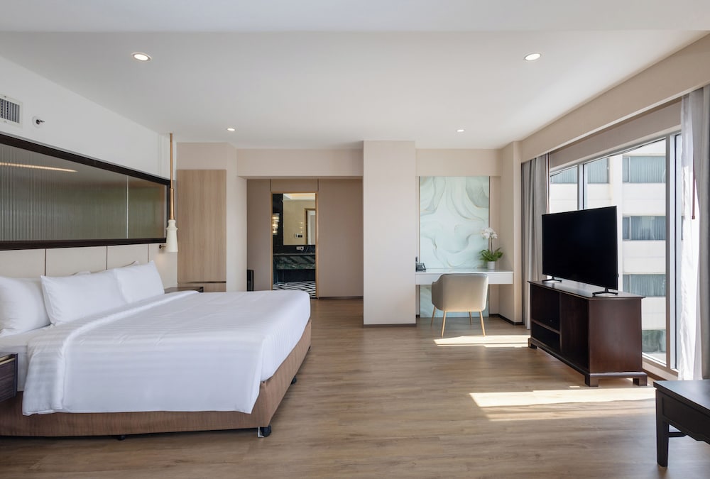 EXECUTIVE, SUITE, KING BED, PLUNGE POOL, JETTED TUB, TERRACE