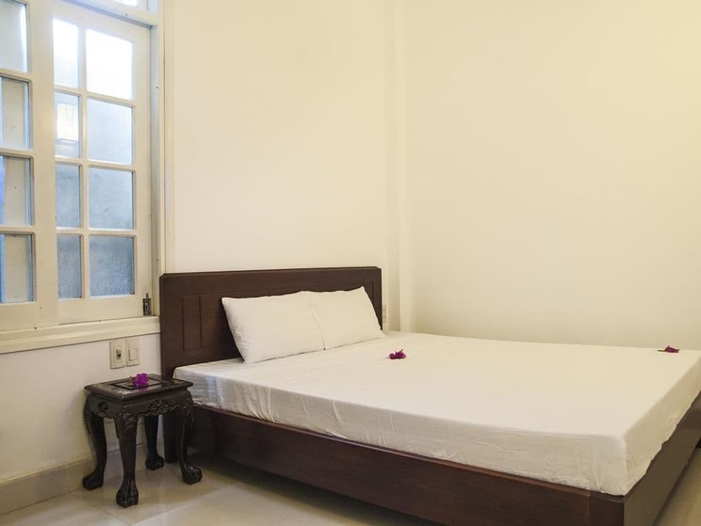 STANDARD, DOUBLE BED, SHARED BATHROOM