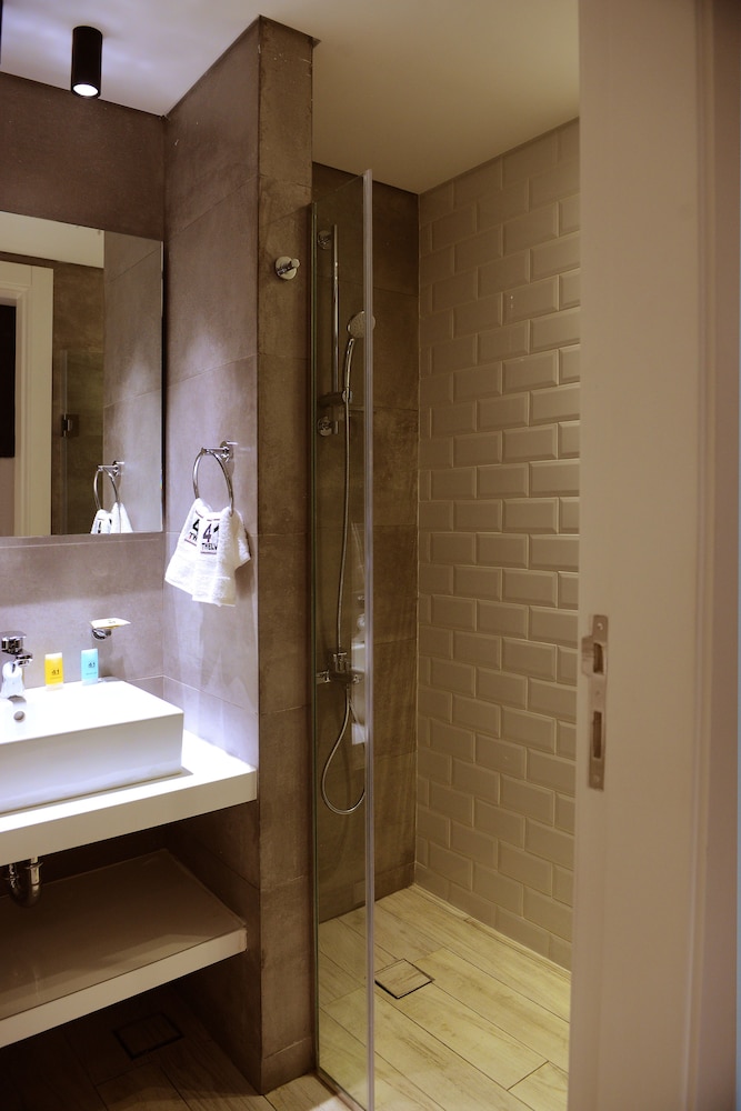41 Twelve Hotel 20/22