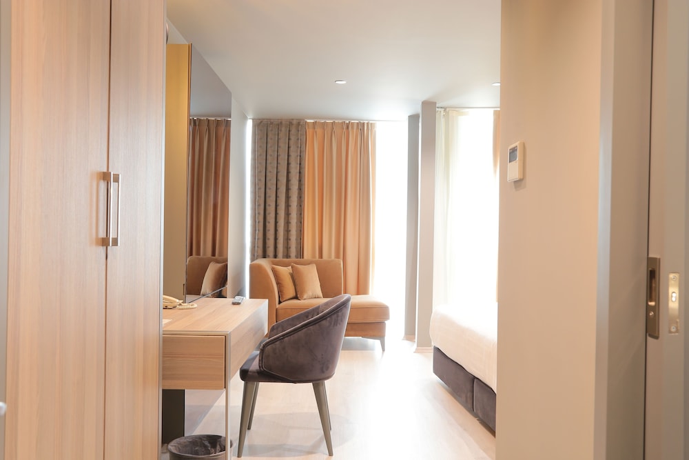 PASAPORT PIER HOTEL 48/79