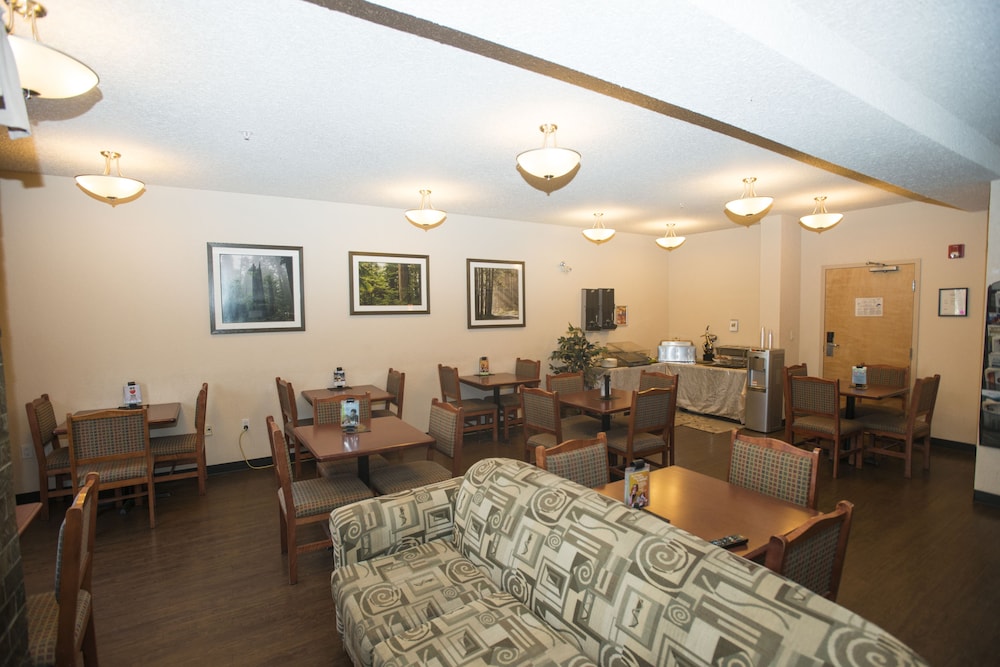 Lakeview Inn & Suites 24/32