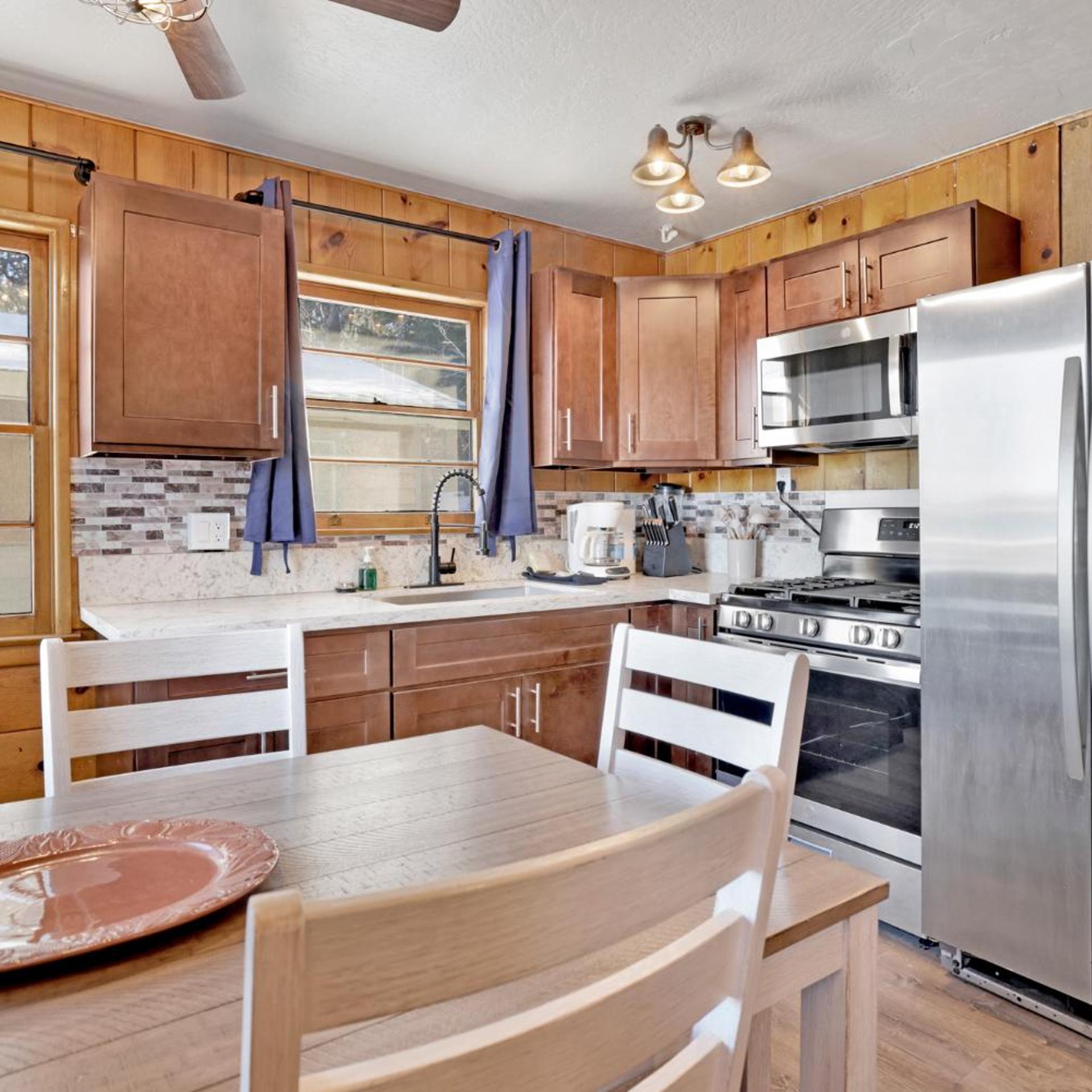 Lakeside Family Cabin by Big Bear Vacations 19/30