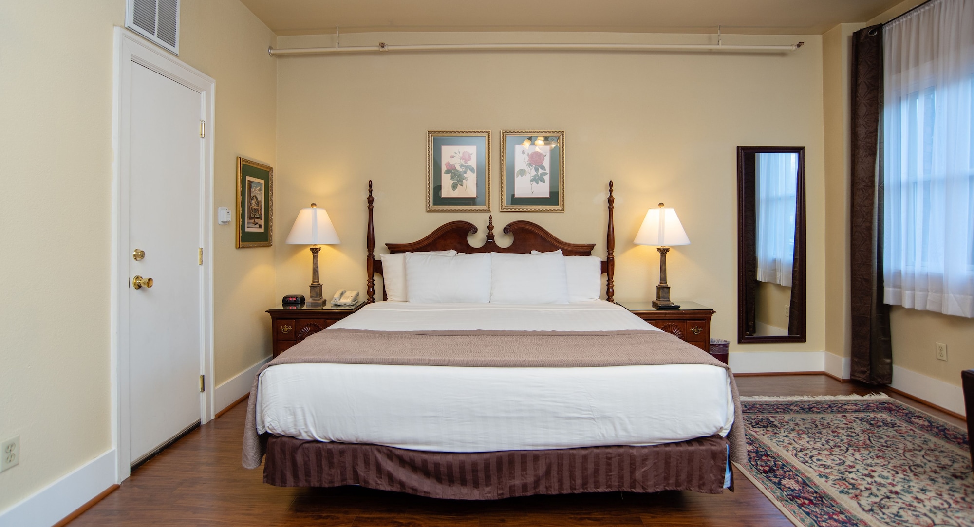 DELUXE, KING BED