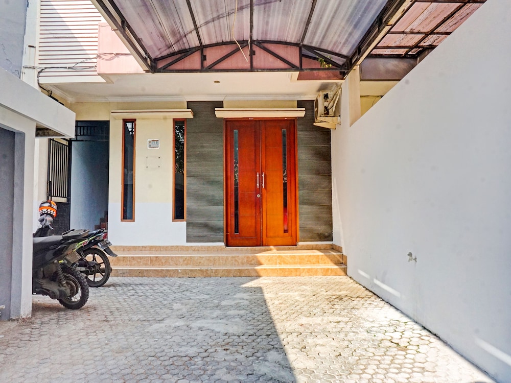 Super OYO 91535 J&b Rooms Tomang 34/35