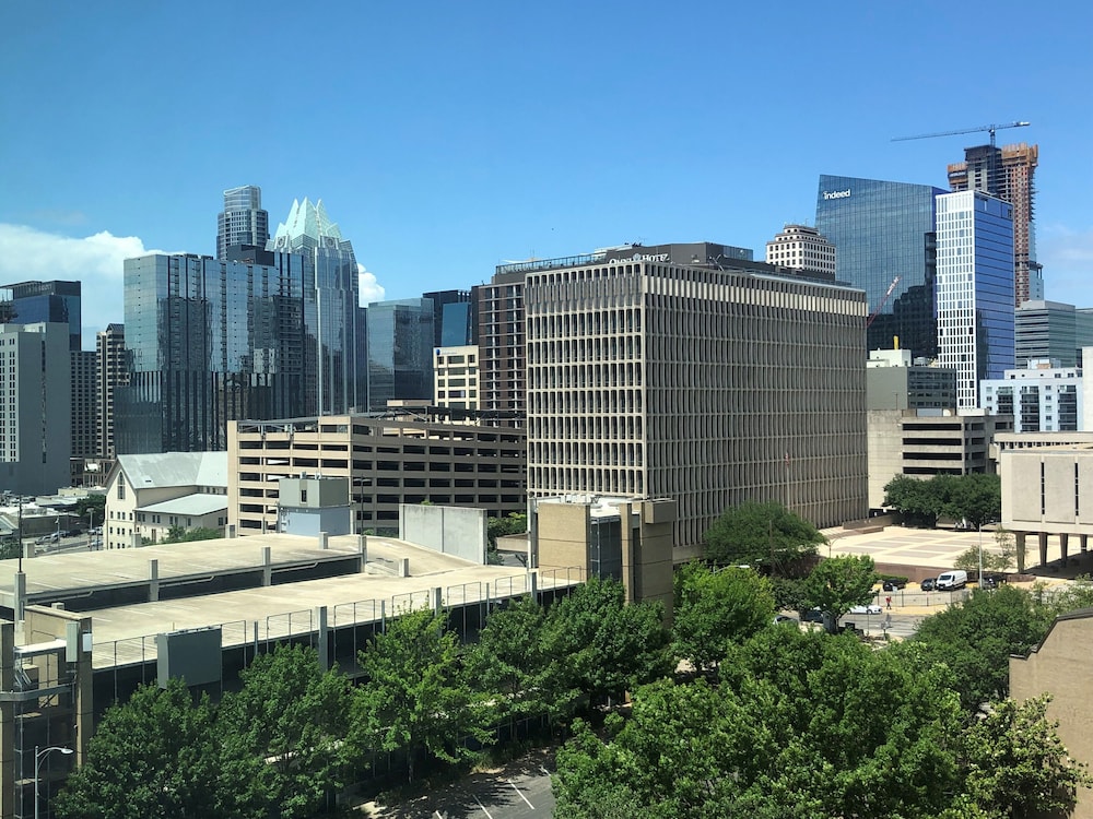 Hyatt House Austin Downtown 10/68