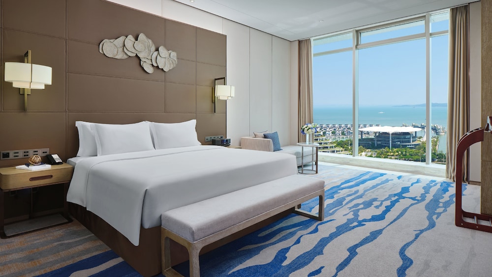 Classic, King Bed, Club Lounge Access