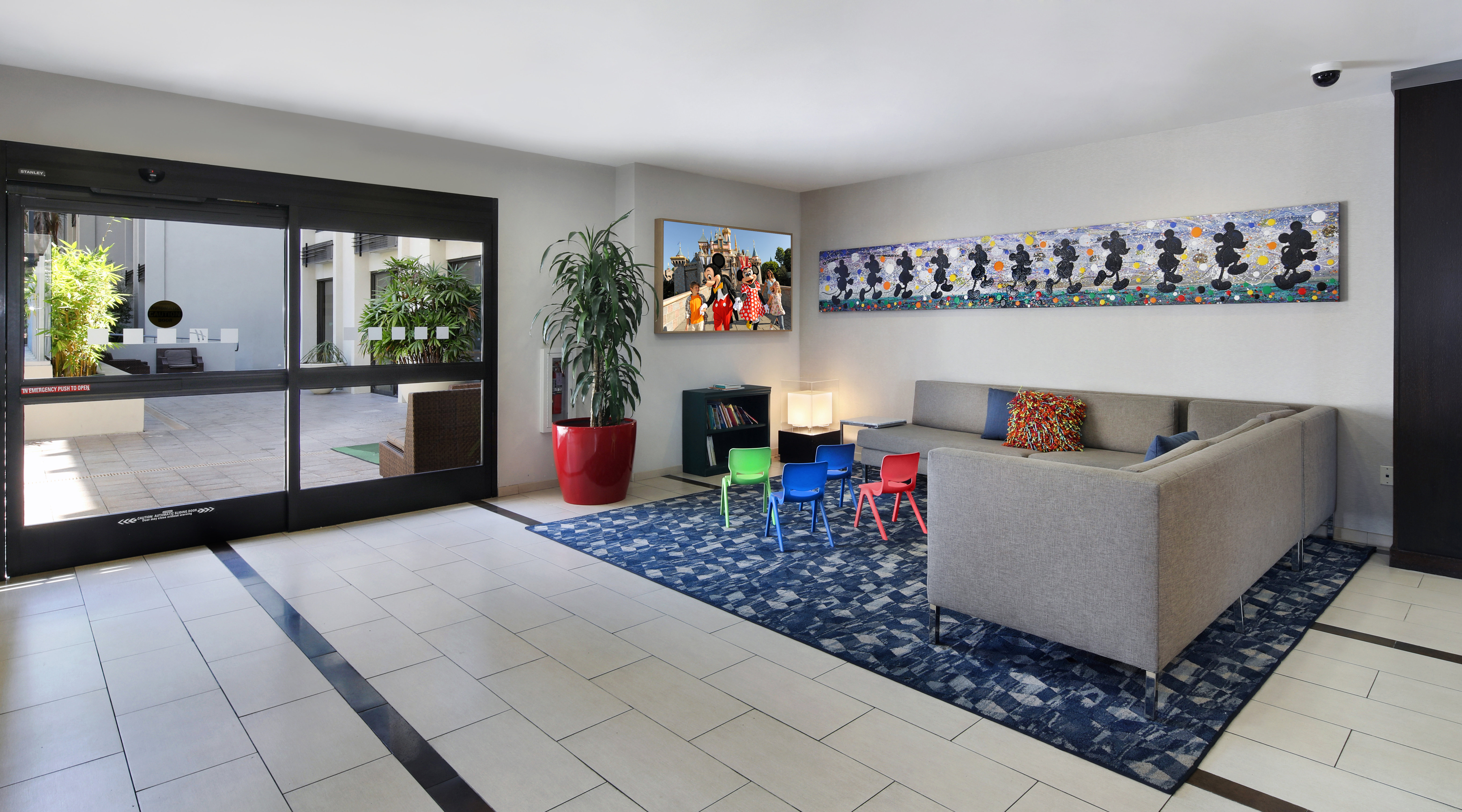Holiday Inn Hotel And Suites Anaheim (1 Blk/Disneyland) 25/53