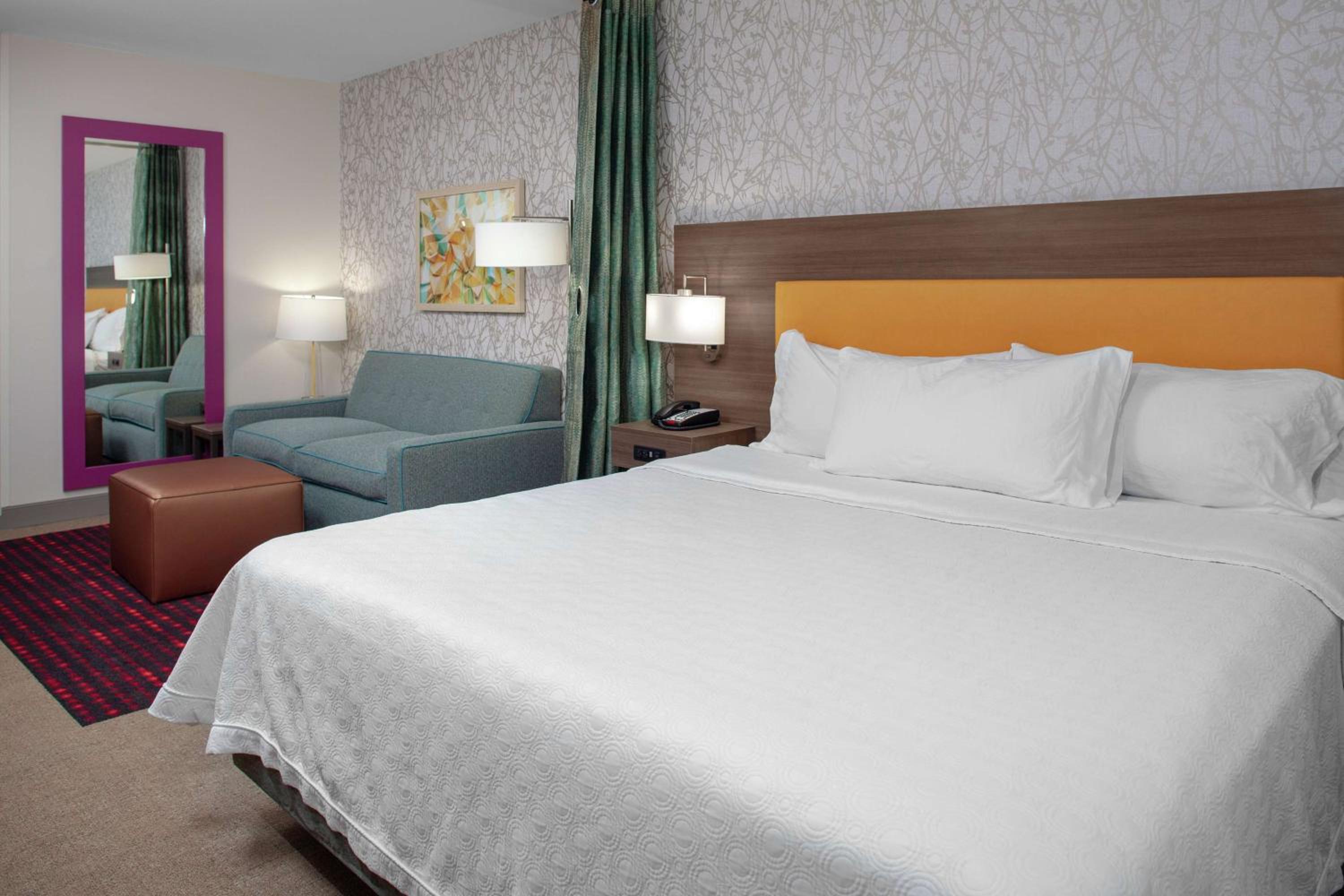 Suite, King Bed, Sofa, Accessible