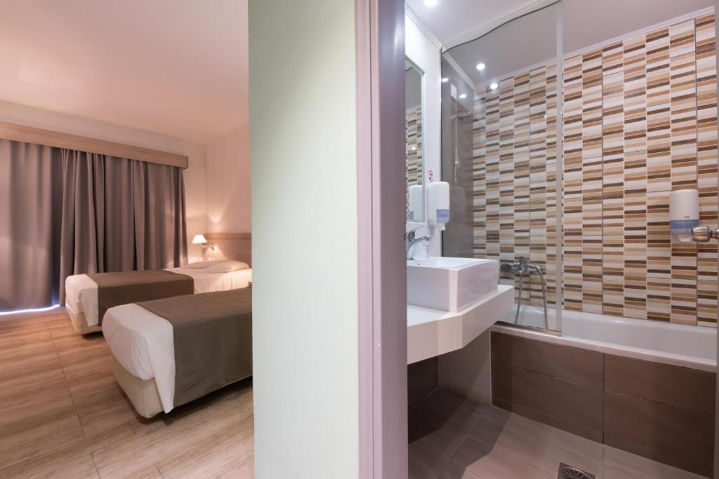 Room, Twin Beds, Shared Pool