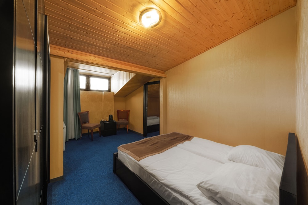 2 Bedrooms, Family, 1 Queen and 3 Single Beds, Resort View, Balcony