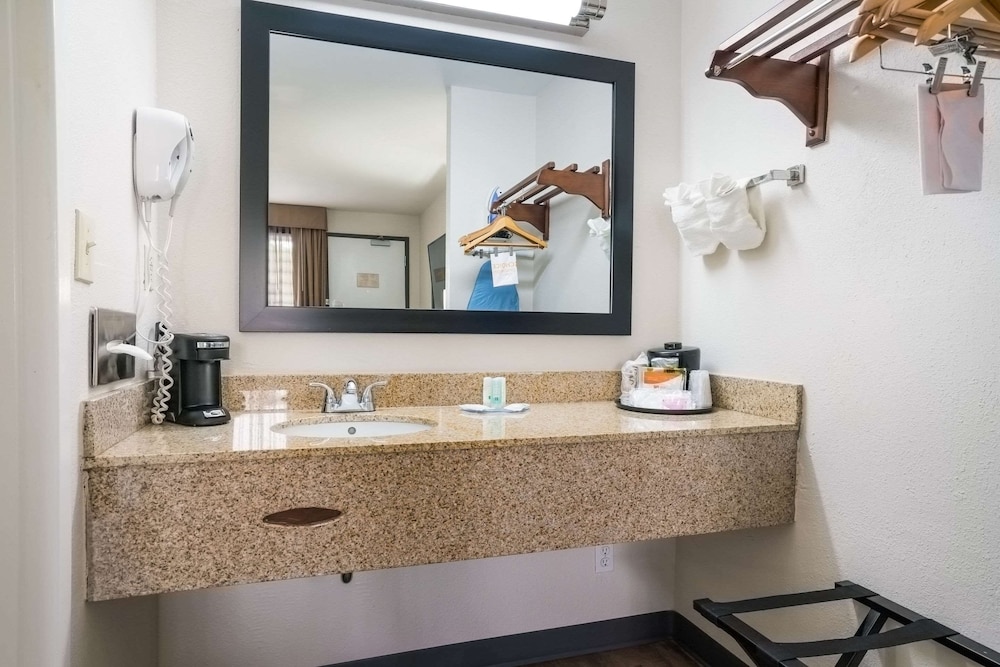 Quality Inn Greenville Near University 4/37