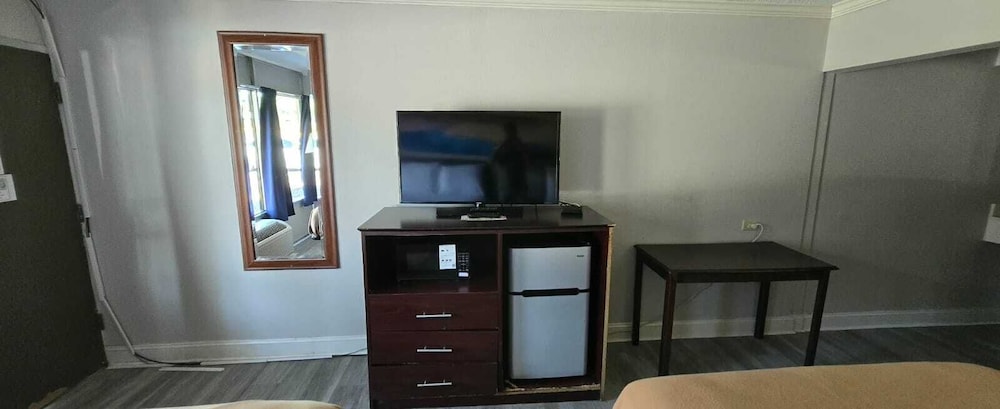 Riverside Inn & Suites by OYO Danville Ceaser Casino 52/68