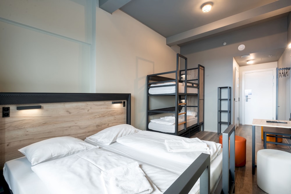 FAMILY, TWIN BEDS, BUNK BED