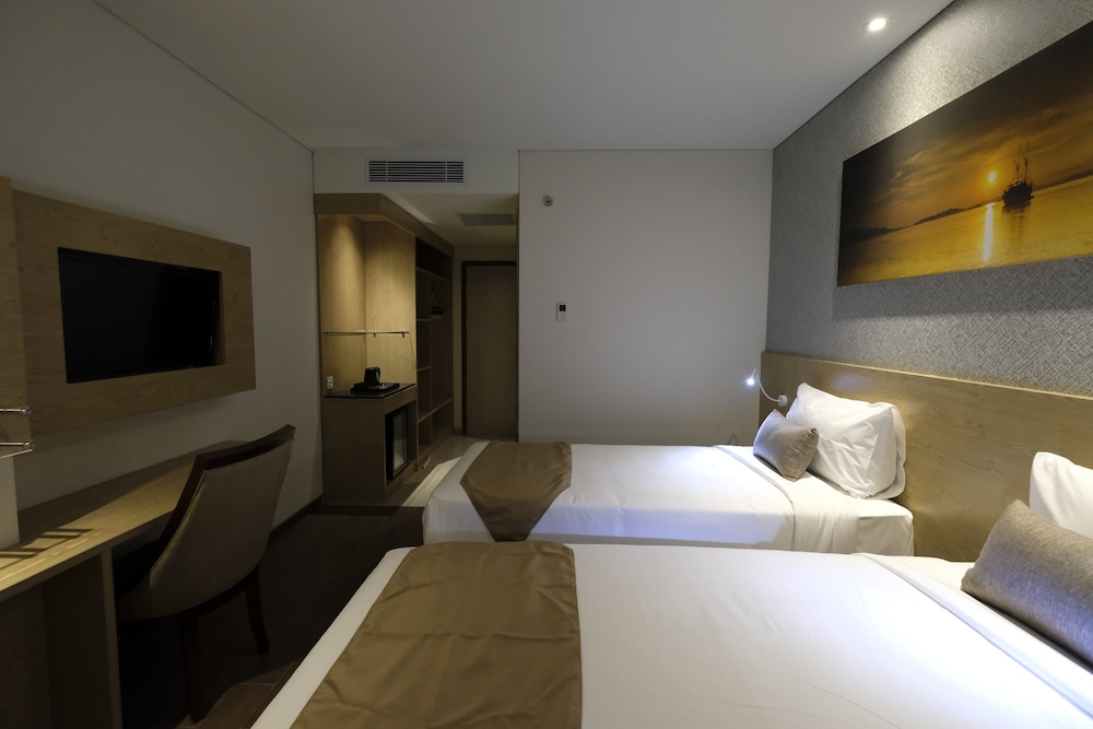 Hotel Ayola Lippo Cikarang 12/60
