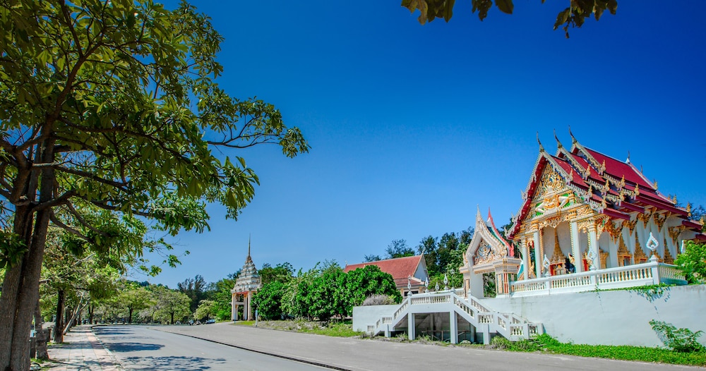 Naiharn Beach Resort 63/70