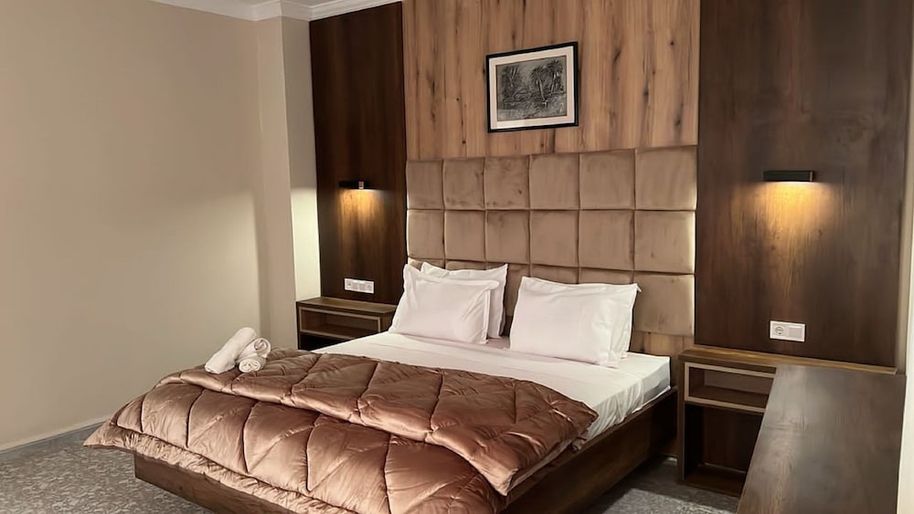 ROOM, SINGLE