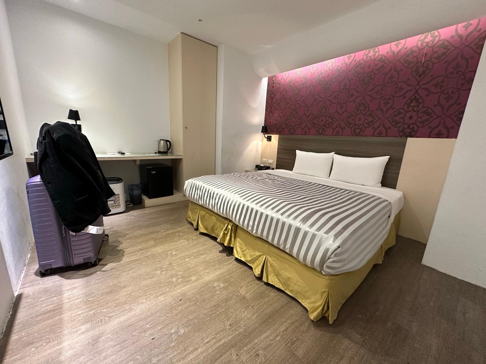 Room, Double Bed, No Window