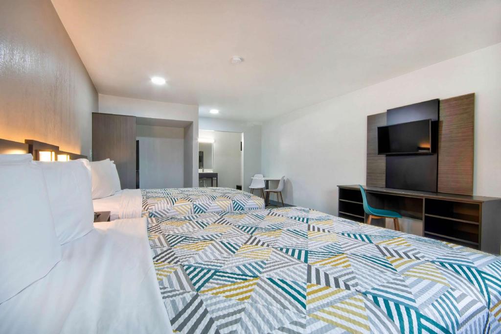 2 Full Beds Mobility Accessible Tub Nsmk، Motel6 Texarkana, AR 4/6