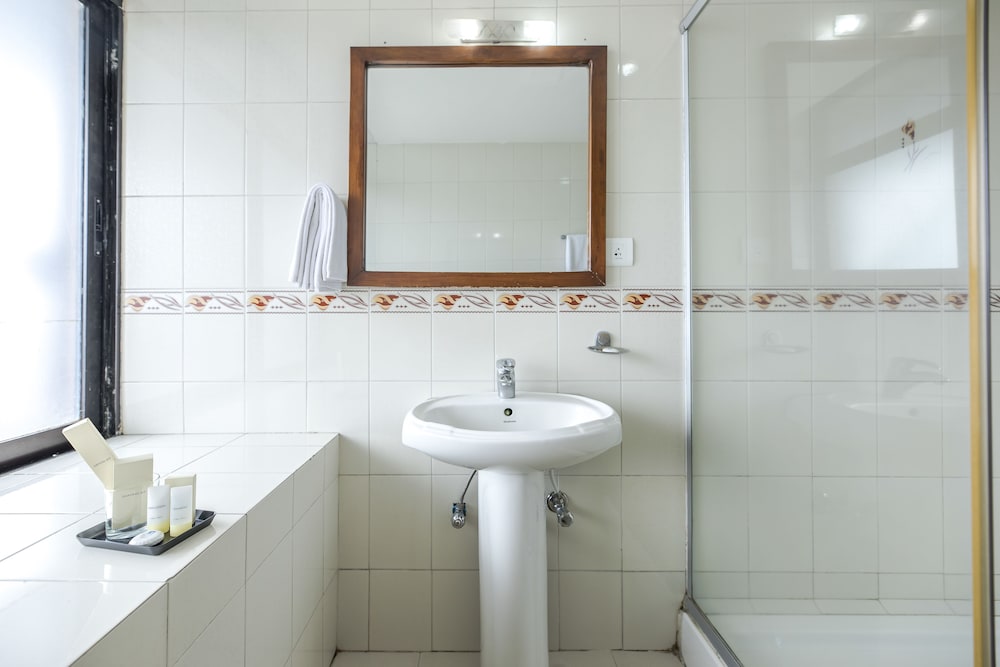 SUMMIT RESIDENCY AIRPORT HOTEL 45/48
