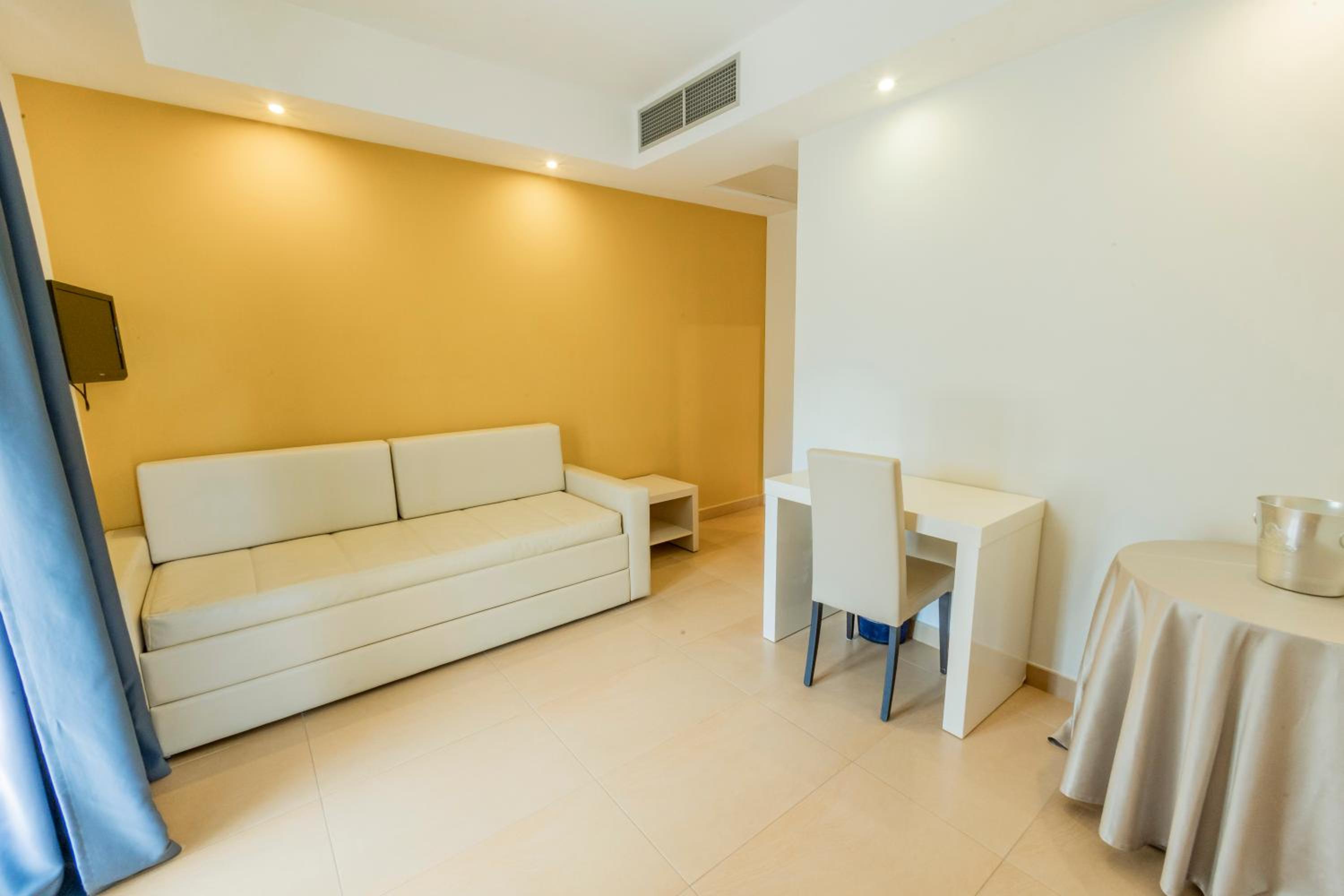 جناح جونيور بشرفة، Prince Franklyn Hotel 4/10