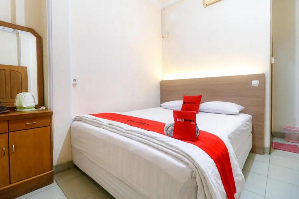 RedDoorz Plus near WTC Batanghari Mall 15/27