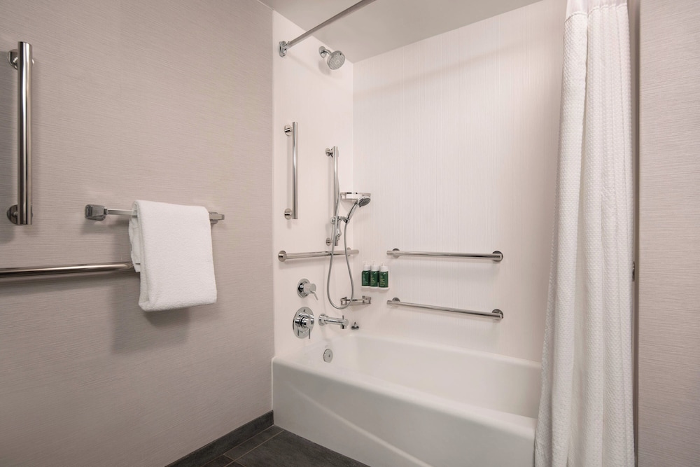 غرفة بسريرين مزدوجين لذوي الإعاقة، Courtyard By Marriott Fresno 4/4