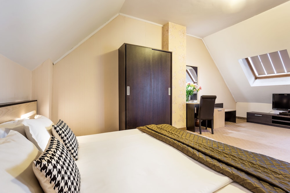 City Avenue Hotel 8/50