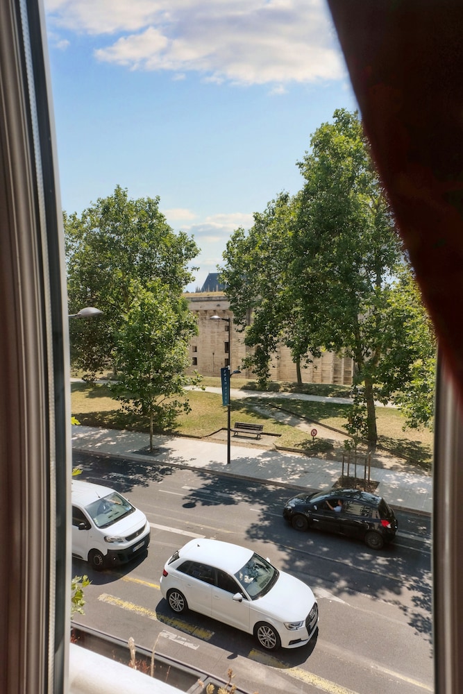 HOTEL DU CHATEAU 44/53