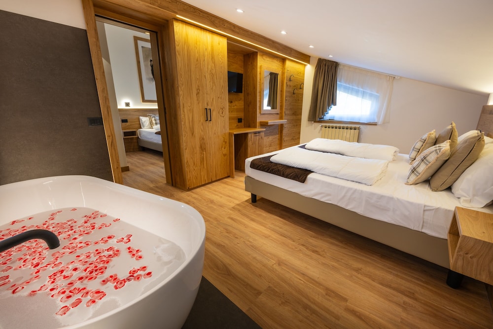 2 Bedrooms, Tower, Junior, 2 Double Beds, Bunk Bed، Hotel Iris 8/10