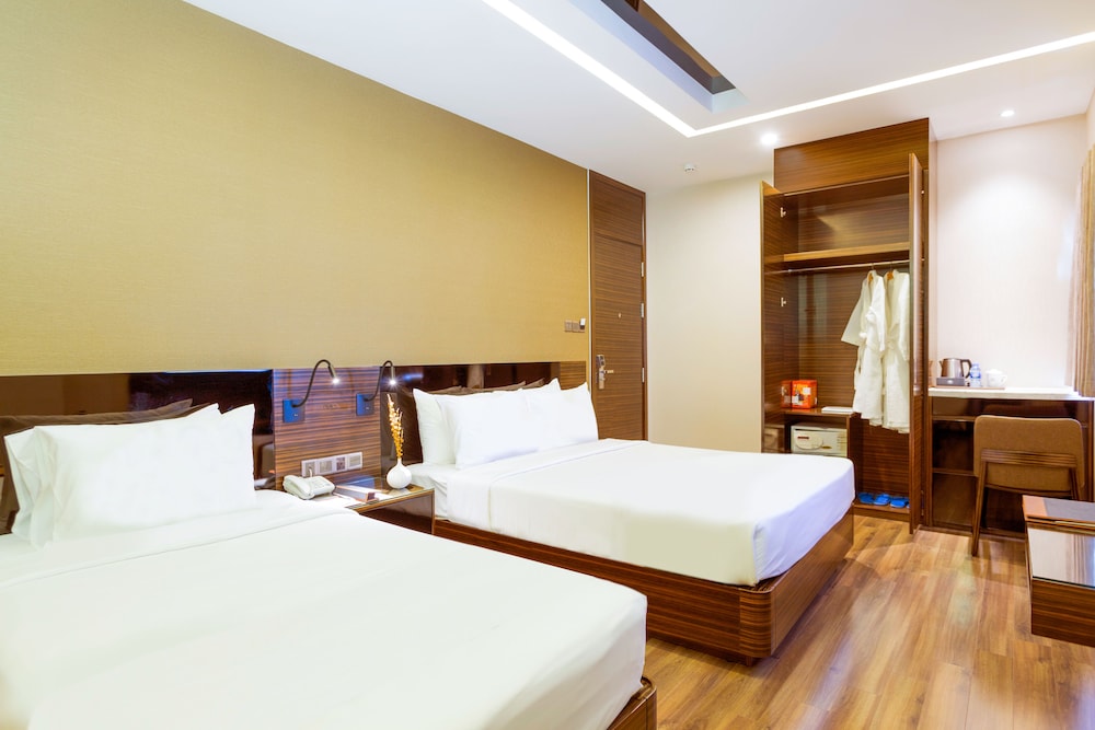 غرفة ديلوكس ثلاثية بسرير مزدوج وسرير فردي، QUEEN ANN HOTEL 4/10