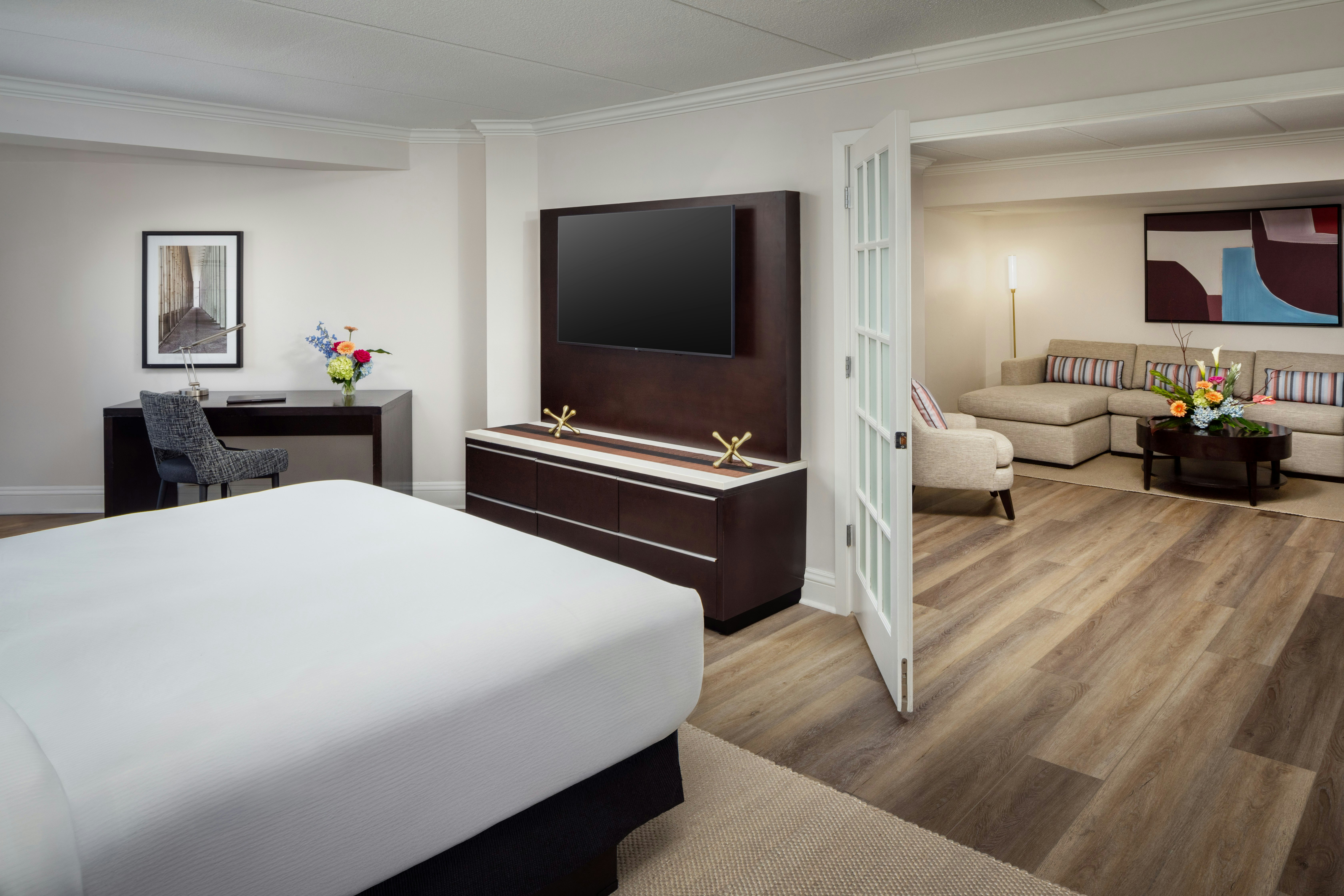 SUITE, KING BED