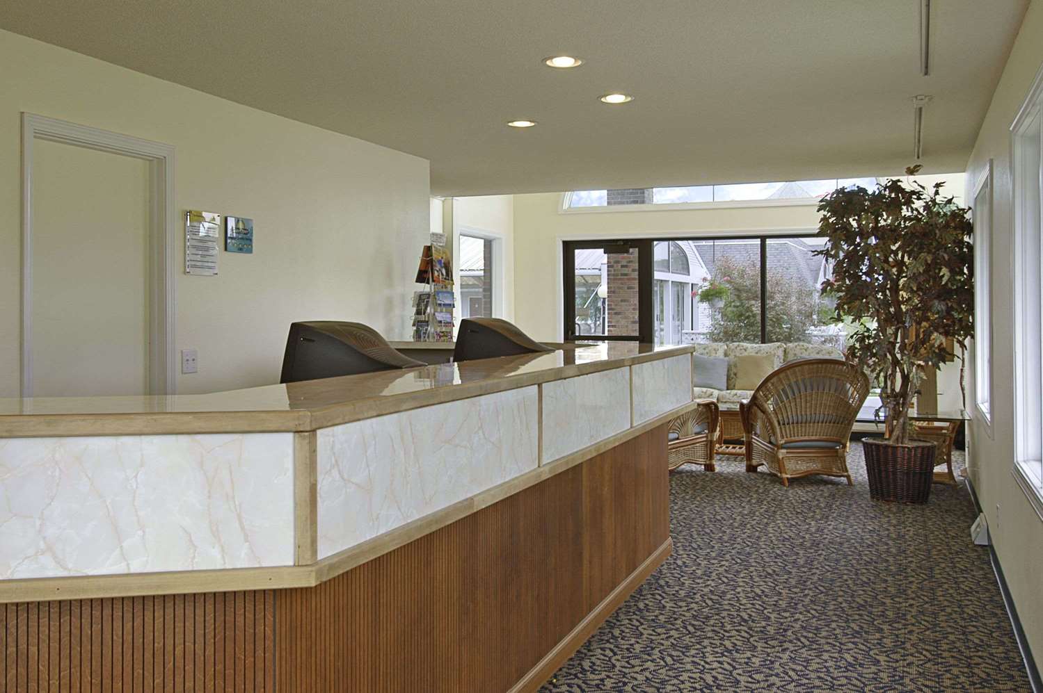 Days Inn By Wyndham Mackinaw City - Lakeview 3/28